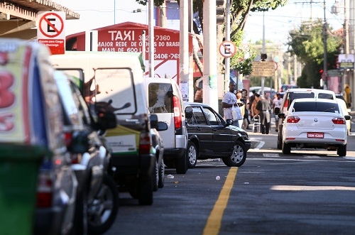 Mesmo com a sinalização de solo indicando a proibição do estacionamento, carros, motos e até ônibus escolar foram flagrados parados irregularmente